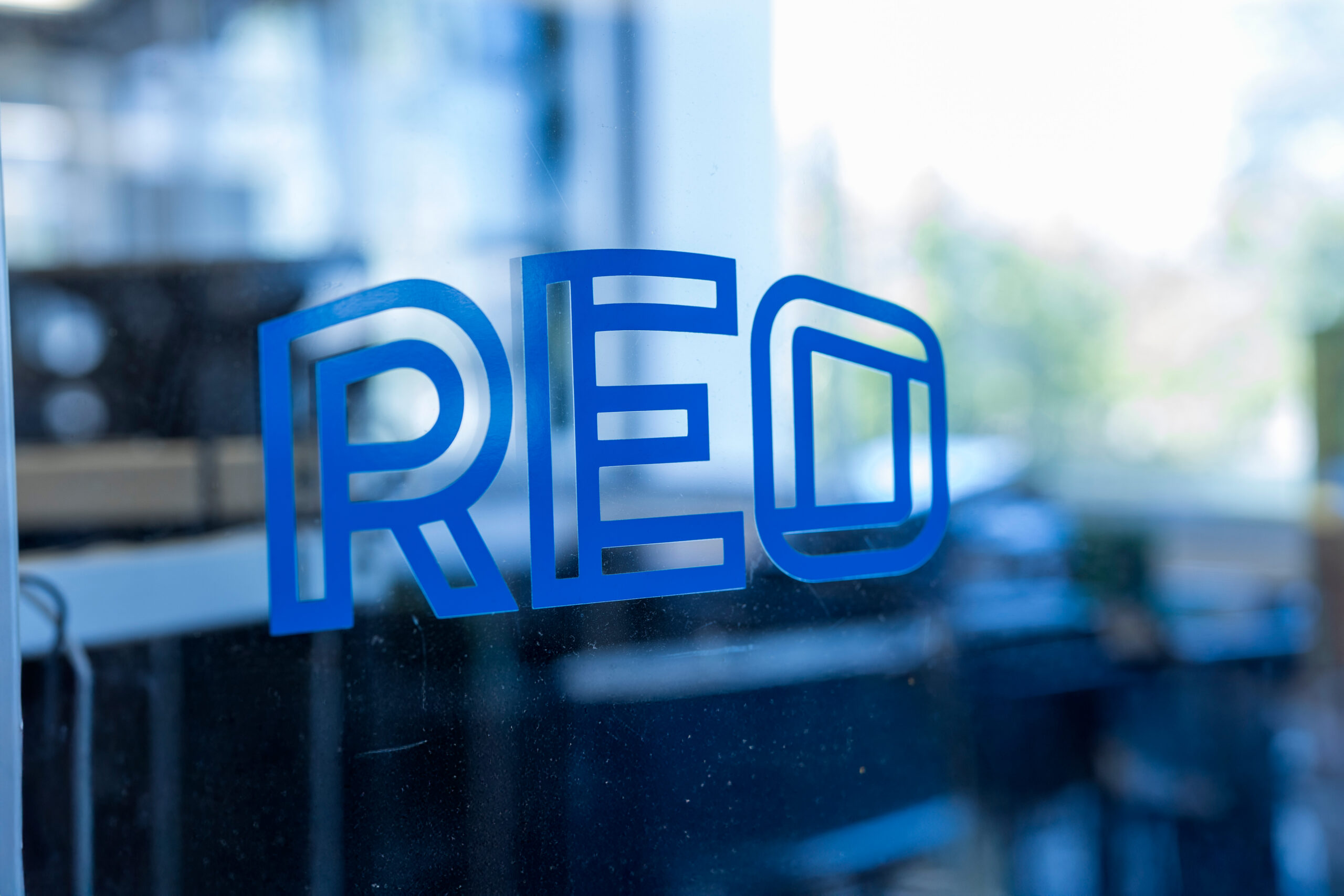 Il logo REO all'ingresso della sede