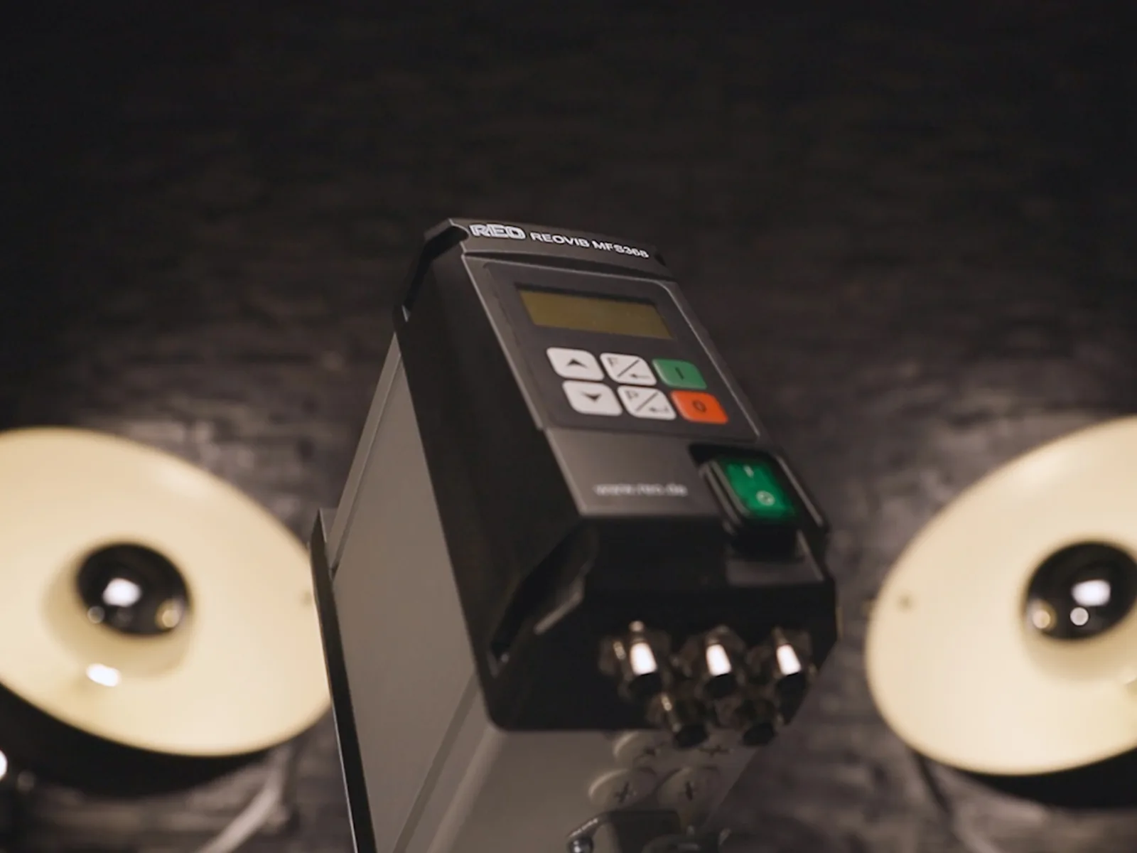 Convertitore di frequenza REOVIB MFS 368 per la tecnologia delle vibrazioni, protagonista del nuovo video highlight